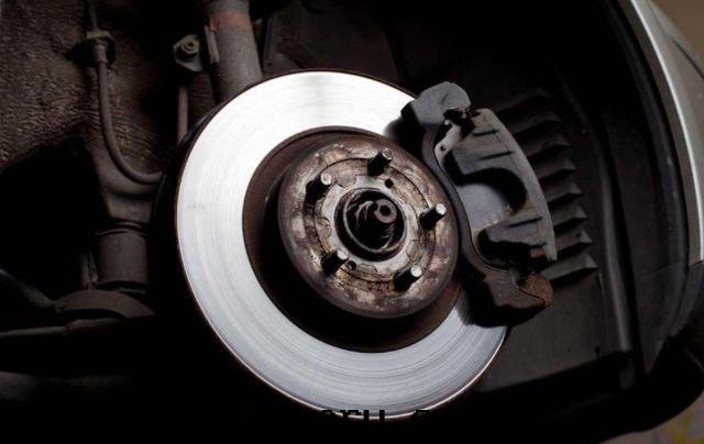 刹車盤多(duō)久需要(yào)更(gèng)換,老(lǎo)司機(jī)經(jīng)验(yàn)不靠譜