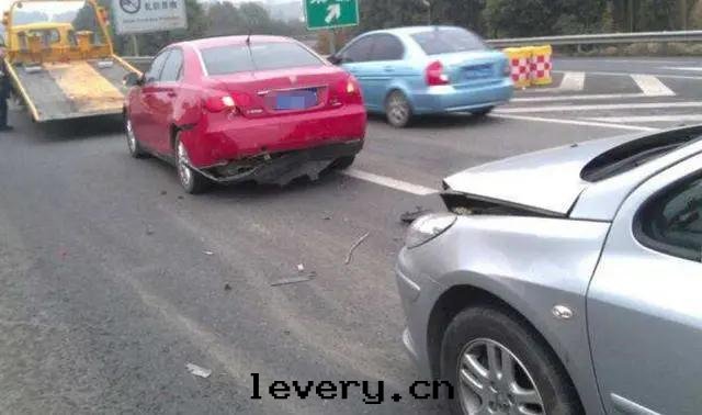 開(kāi)車猛烈踩油(yóu)