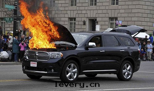 爆胎自(zì)燃屢見(jiàn)不(bù)鮮 夏季保養的(de)注意(yì)事(shì)項