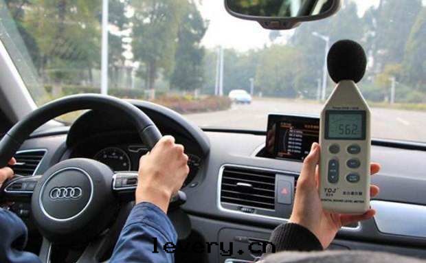 老(lǎo)車噪音(yīn)大(dà)，老(lǎo)司機(jī)表(biǎo)示：都是(shì)壓力不(bù)足惹的(de)禍