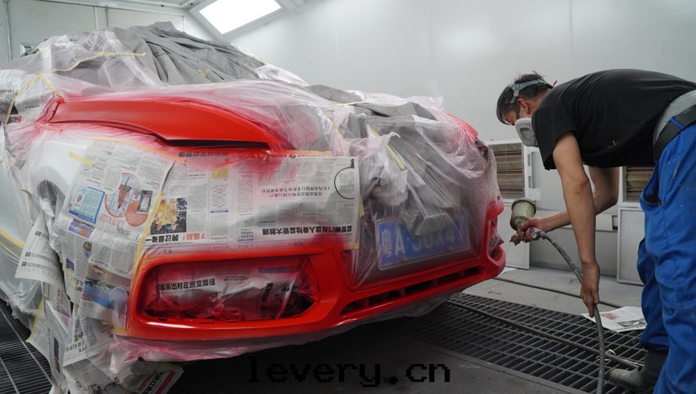 施立盾猛禽漆改裝(zhuāng)車，白(bái)色(sè)奧迪改高(gāo)亮大(dà)紅(hóng)色(sè)，顔值高(gāo)回(huí)头(tóu)率更(gèng)高(gāo)